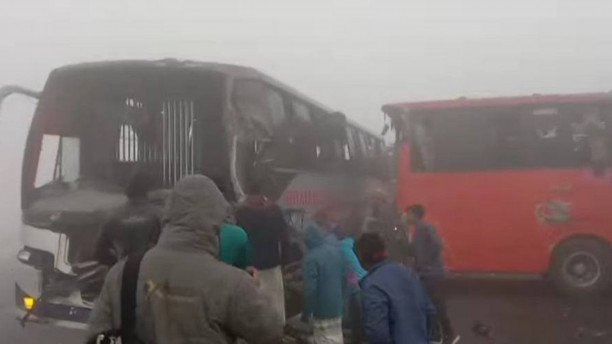 25 injured in 6-vehicle crash on Dhaka-Rangpur highway amid dense fog