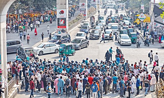 Injured protesters block Shahbagh