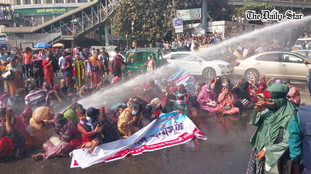 Police charge batons, use water cannons on protesting teachers at Shahbagh