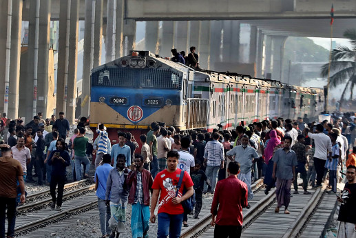 15 trains delayed in Dhaka, thousands stranded