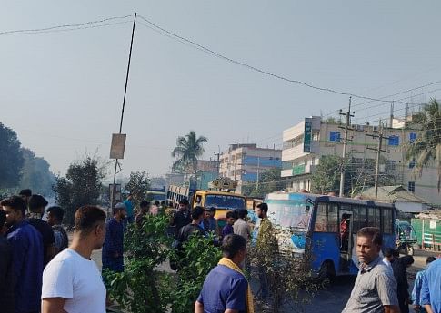 Protest halts traffic on Gazipur highway following death of auto-rickshaw driver